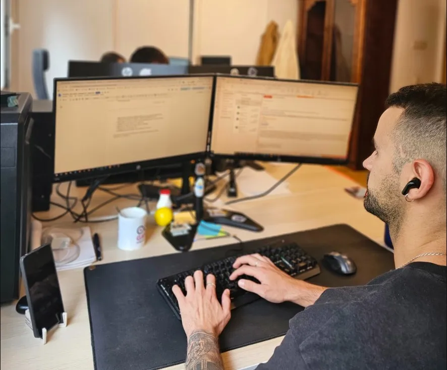 Samuel working at the SeDigital office